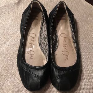 Toms shoes size 5 women’s black.